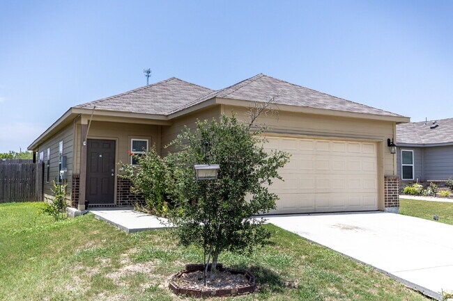 14615 Stirrup Trce in Elmendorf, TX - Building Photo - Building Photo
