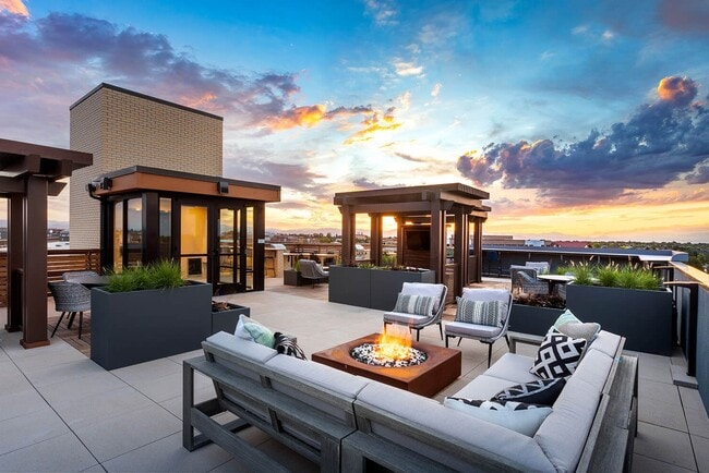 Alas Over Lowry in Denver, CO - Foto de edificio - Building Photo