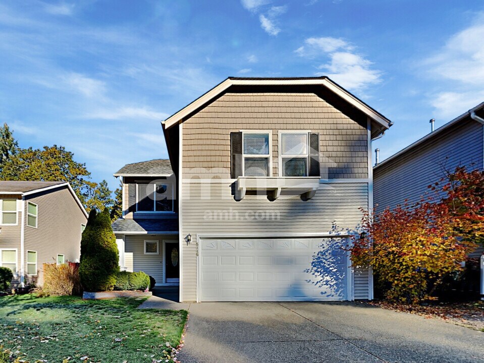 5115 203rd St Ct E in Spanaway, WA - Foto de edificio