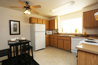 RIVER TERRACE in Sacramento, CA - Building Photo - Interior Photo