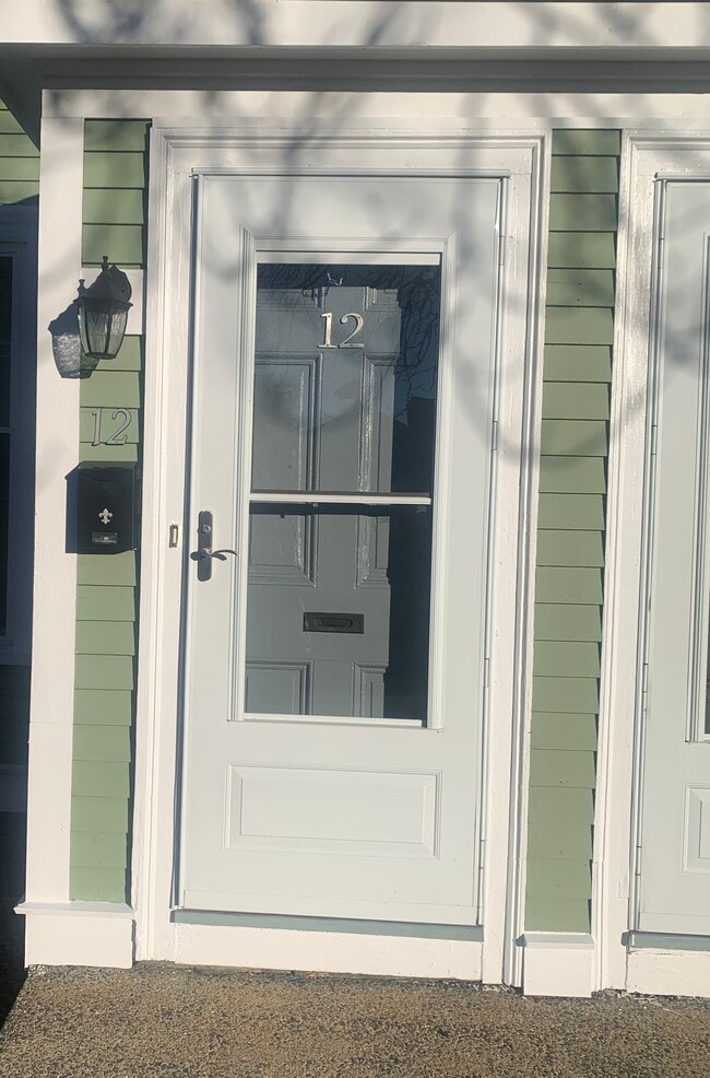 12 Maple Cir, Unit 2 in Marblehead, MA - Building Photo - Building Photo