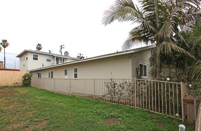 118 S Tremont St in Oceanside, CA - Foto de edificio - Building Photo