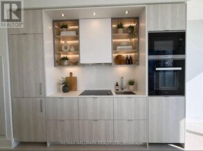 11 Yorkville Ave in Toronto, ON - Building Photo - Building Photo