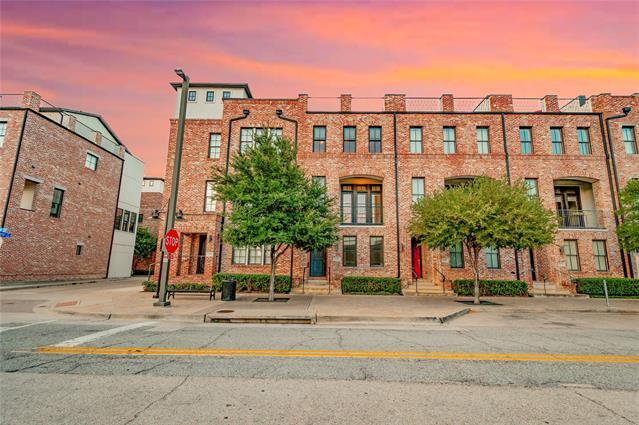 620 S Pearl Expy in Dallas, TX - Building Photo