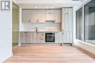 1 Quarrington Ln in North York, ON - Building Photo - Building Photo