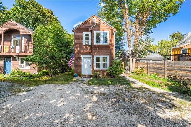 46 Thurston Ave in Newport, RI - Building Photo - Building Photo