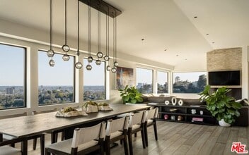 2532 Canyon Oak Dr in Los Angeles, CA - Building Photo - Building Photo