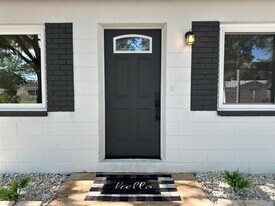 740 16th Ave SW in Largo, FL - Building Photo
