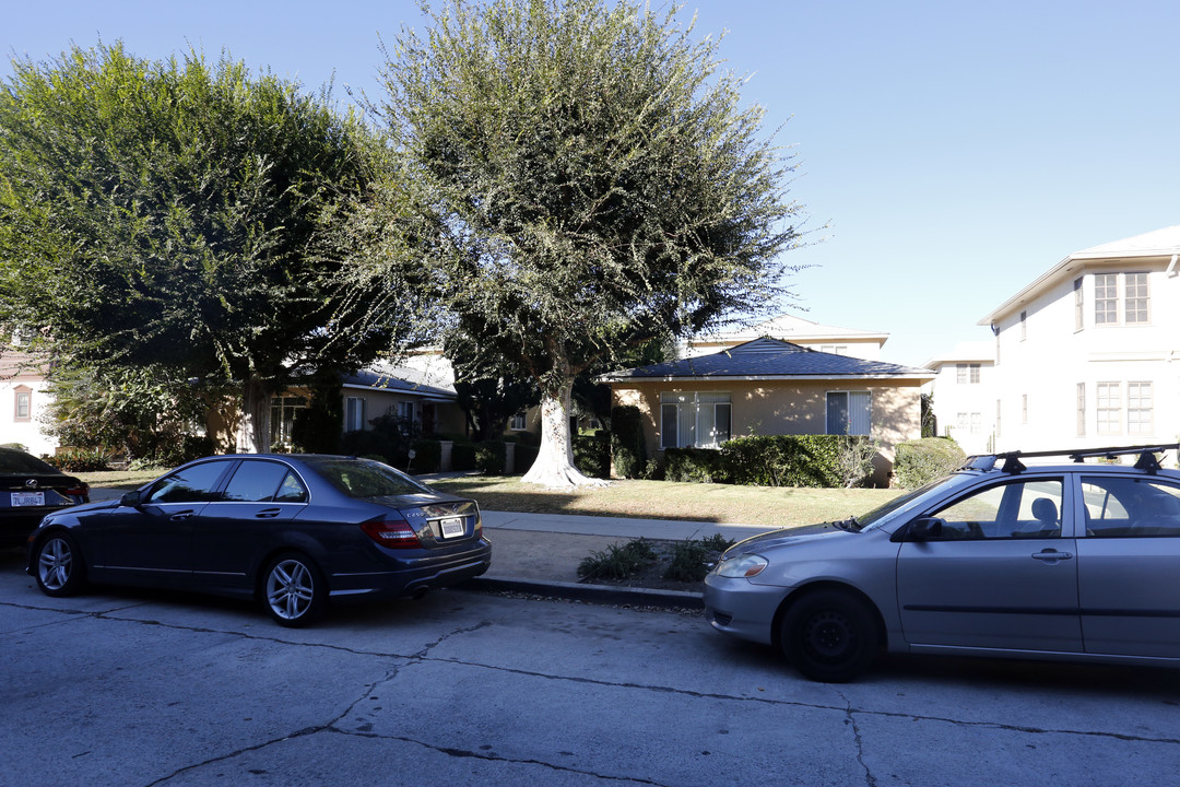 15145 Dickens St in Sherman Oaks, CA - Building Photo