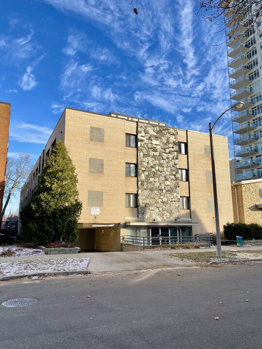 Edgewater East in Milwaukee, WI - Foto de edificio