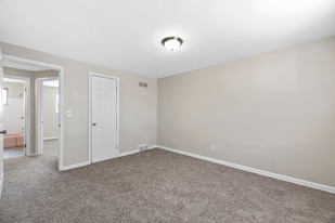 800 Harrisburg Pike in Columbus, OH - Building Photo