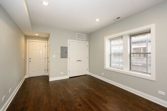 1915 W Irving Park Rd in Chicago, IL - Building Photo - Building Photo