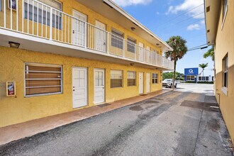 4051 NE 13th Ave in Oakland Park, FL - Building Photo - Building Photo