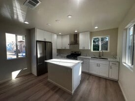 1720 S Maple St in Escondido, CA - Building Photo