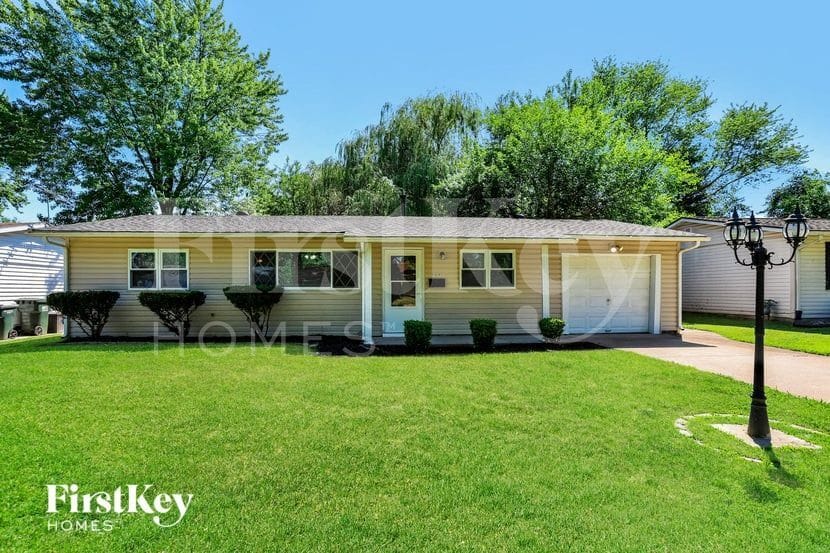 508 Saratoga Ln in Hazelwood, MO - Foto de edificio