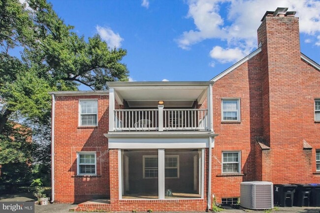 property at 904 N Ivy St