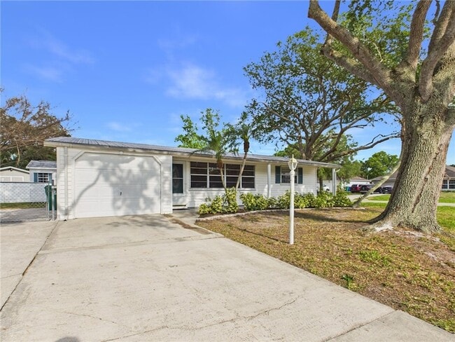 741 Smith St in Sebastian, FL - Foto de edificio - Building Photo