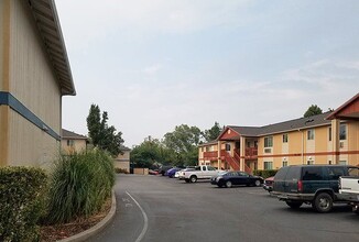 Brentwood Village Apartments in Medford, OR - Foto de edificio - Building Photo