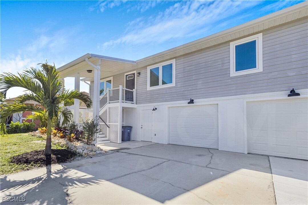 10697 Holly Rd in Bokeelia, FL - Building Photo