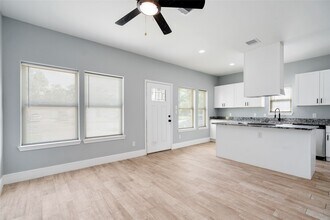 5754 Reed Rd in Houston, TX - Building Photo - Building Photo