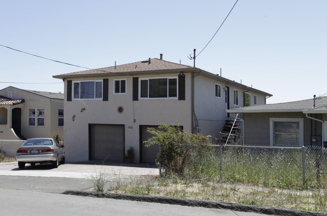 105 Cypress Ave in Vallejo, CA - Foto de edificio - Building Photo