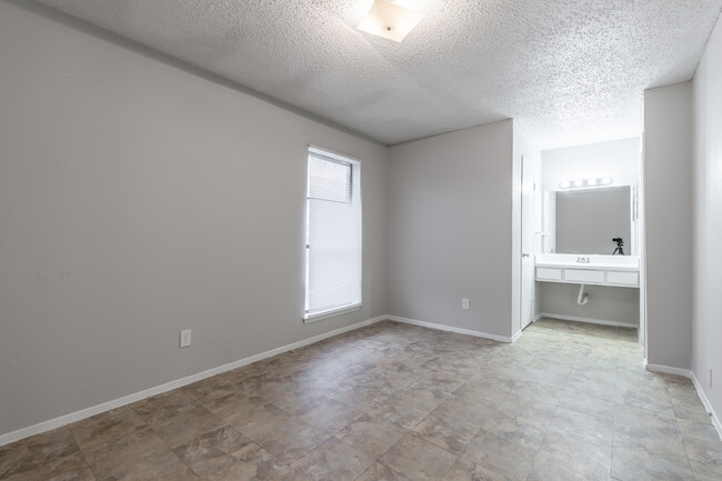 Chula Vista Apartments in Arlington, TX - Building Photo - Interior Photo