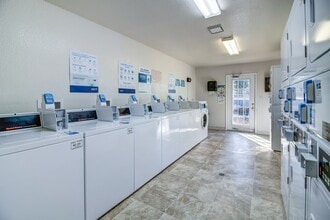 Round Hill Creek Apartments in Fairfield, CA - Building Photo - Building Photo