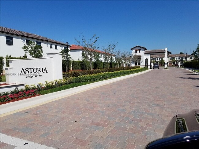 8883 NW 102nd Pl in Doral, FL - Building Photo - Building Photo