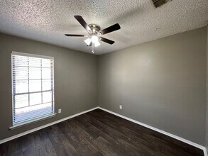 1233 N Knowles Dr in Saginaw, TX - Building Photo - Building Photo