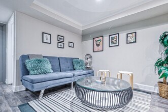 8 Manning Ave, Unit SI ID1521796P in Toronto, ON - Building Photo - Building Photo