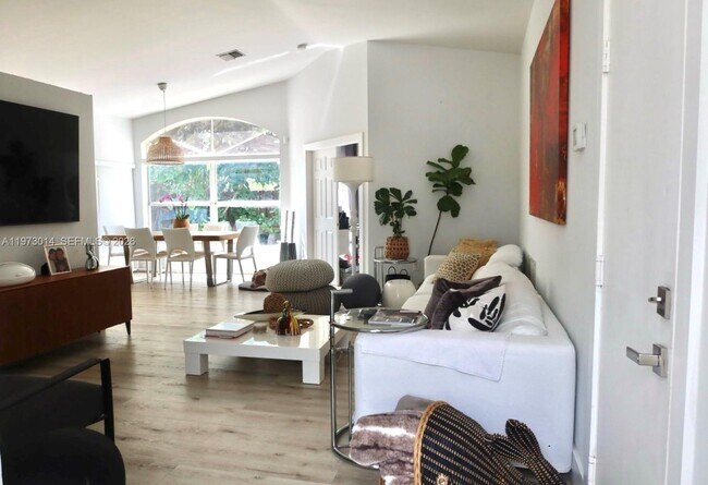 5862 NW 113th Pl in Doral, FL - Building Photo - Building Photo