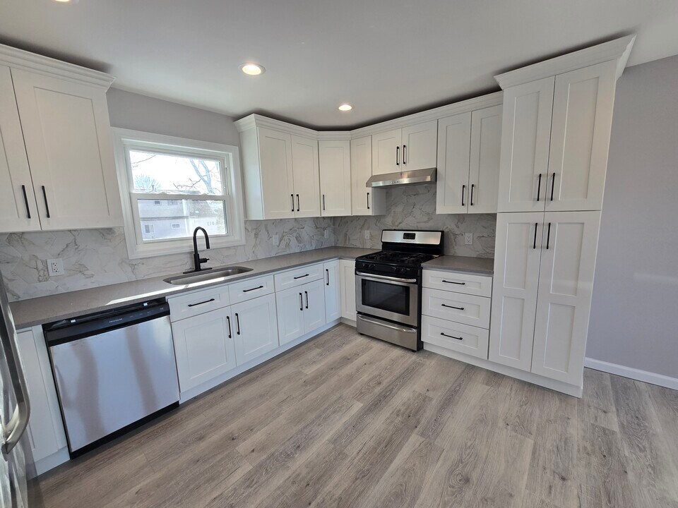 42 Parkway Blvd in Wyandanch, NY - Building Photo