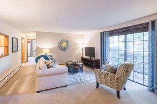 Putnam Village in Foxboro, MA - Building Photo