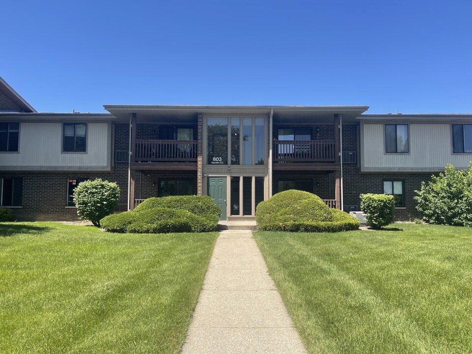 803 Garden Cir in Streamwood, IL - Building Photo