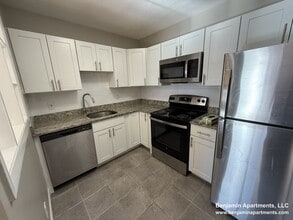 274 Grove St, Unit 1 in Auburndale, MA - Building Photo - Building Photo