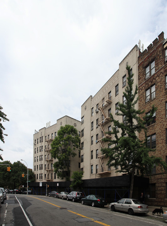 60 Seaman Ave in New York, NY - Building Photo