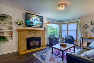 5040 Cedar Ave S in Minneapolis, MN - Building Photo - Building Photo