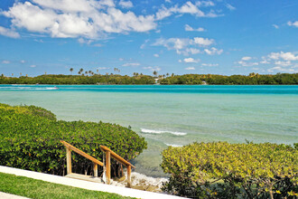 100 Waterway Rd in Jupiter, FL - Foto de edificio - Building Photo