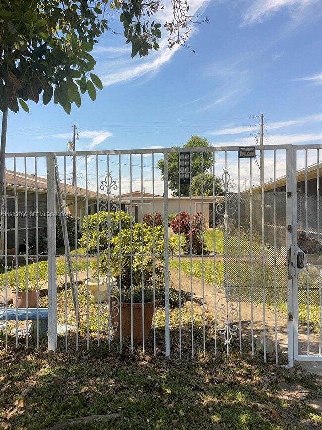 1820 N 17th Ave in Hollywood, FL - Building Photo - Building Photo