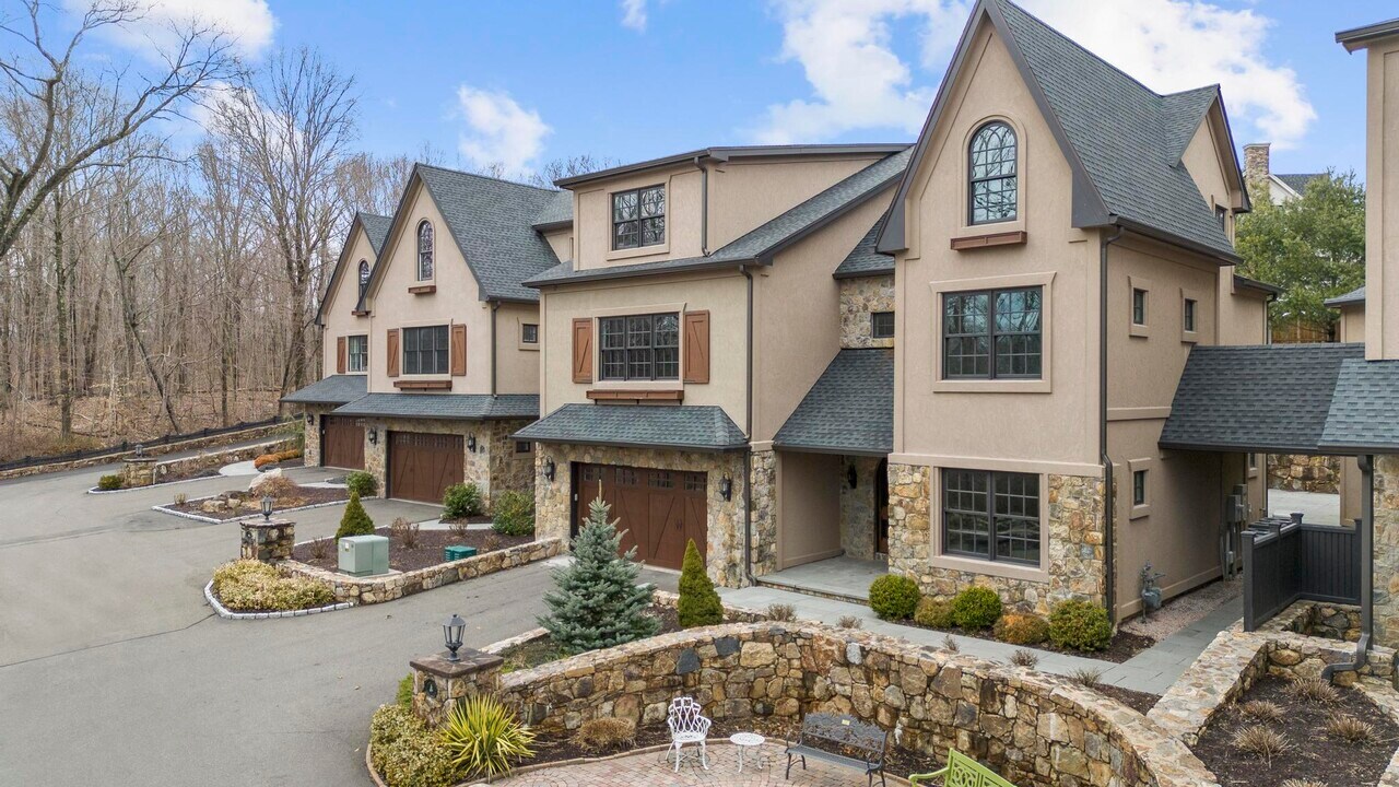 4 Woods Way in Guilford, CT - Building Photo