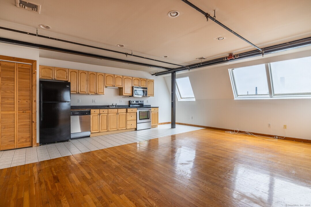 325 Myrtle Ave in Bridgeport, CT - Building Photo