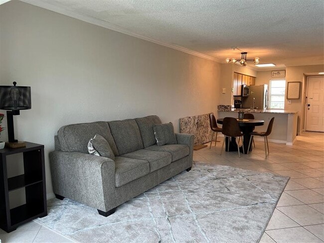 2220 N Cypress Bend Dr in Pompano Beach, FL - Building Photo - Building Photo