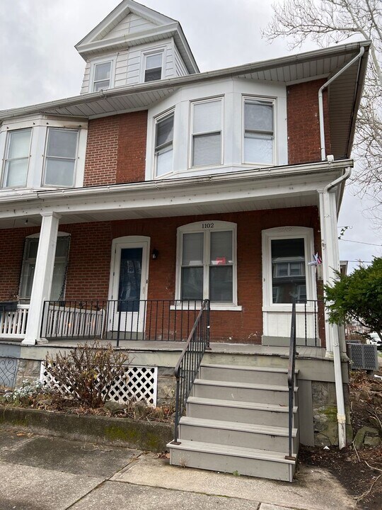 1102 Maple St-Unit -2nd Floor in Bethlehem, PA - Building Photo