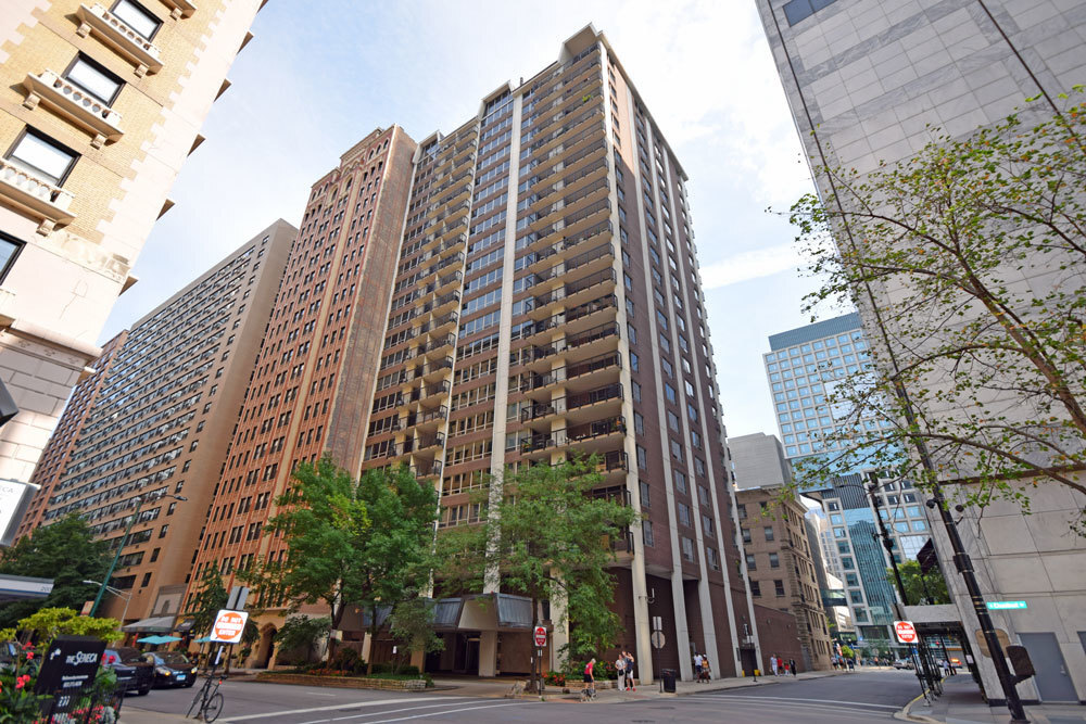 201 E Chestnut St in Chicago, IL - Building Photo