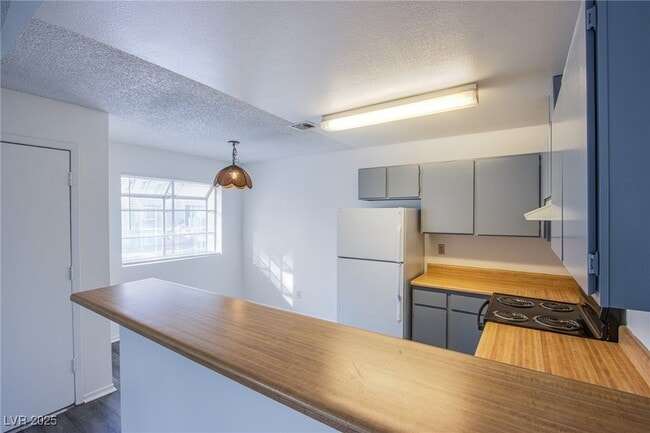 2696 Jennydiane Dr in Las Vegas, NV - Building Photo - Building Photo