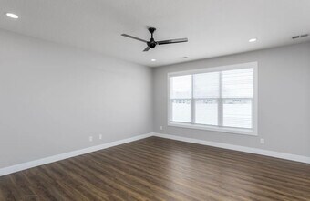 401 E Donahue St in Eldridge, IA - Building Photo - Building Photo