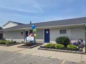 Country Way Townhomes in Saginaw, MI - Building Photo - Building Photo