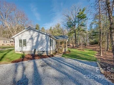 389 Old Clear Creek Rd in Hendersonville, NC - Foto de edificio - Building Photo