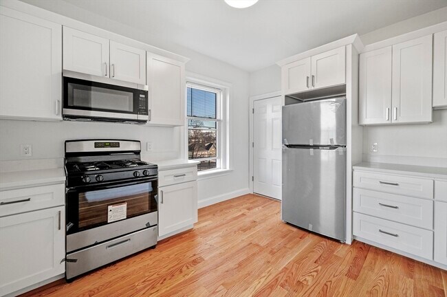 305 Medford St in Somerville, MA - Building Photo - Building Photo