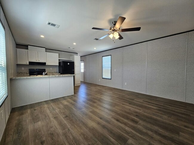 553 Suwanee Dr in North Fort Myers, FL - Building Photo - Building Photo